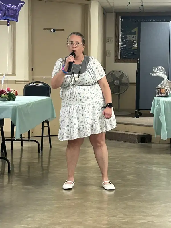 Participante tomando la palabra durante una actividad de Starlight